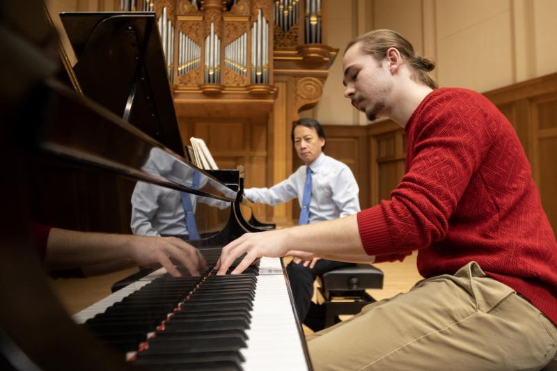 Bohdan Tataryn在Anthony Padilla的指导下练习钢琴.