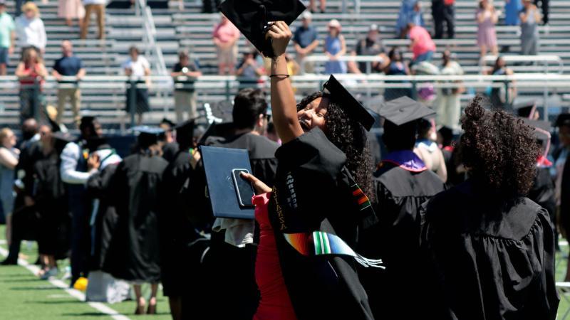 2021年6月，在班塔碗举行的毕业典礼上，毕业生展示了他们的快乐.