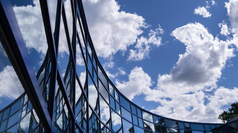 2021年6月22日，星期二，里斯顿艺术中心的窗户反射着云朵. 丹尼·达米亚尼摄
