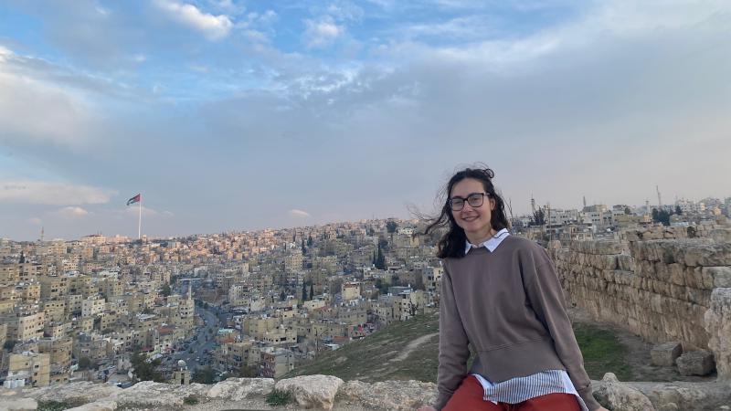 Sela Dombrower以约旦的风景为背景摆姿势拍照.
